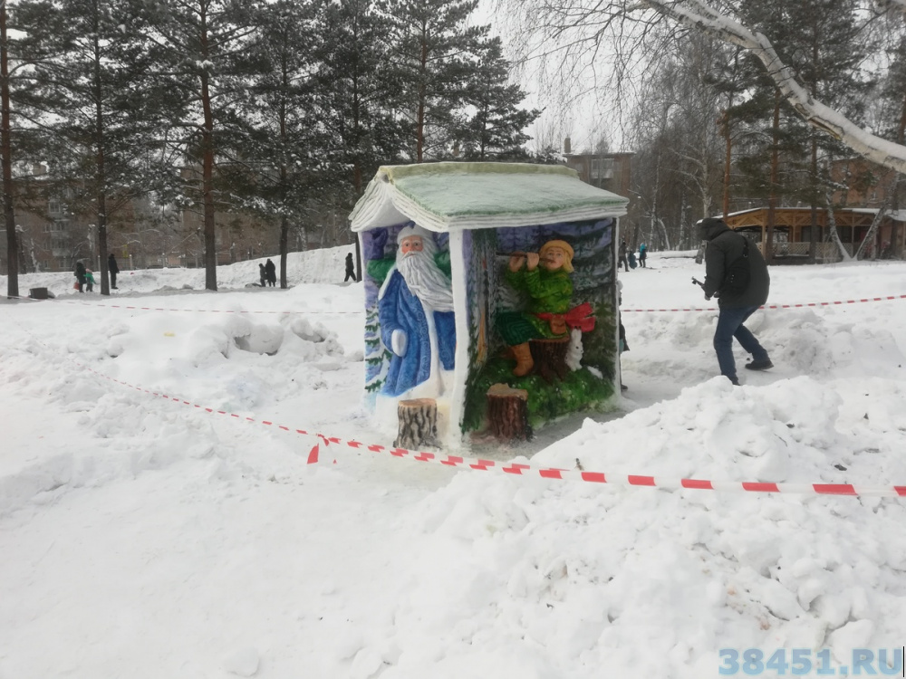 Новогодняя поляна возле елки