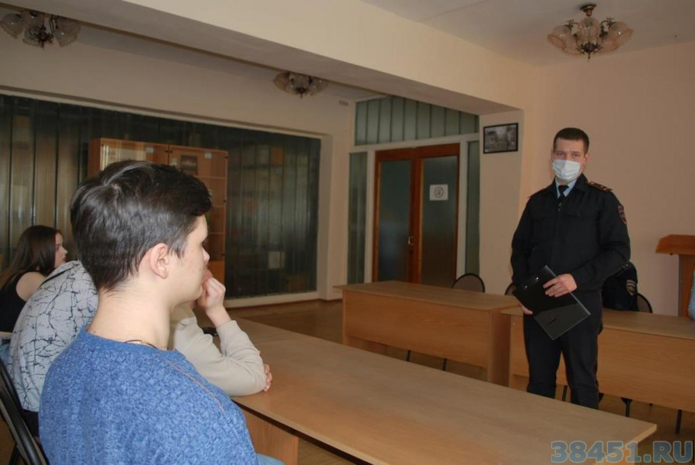Новокузнецкие полицейские рассказали студентам о службе в органах внутренних дел