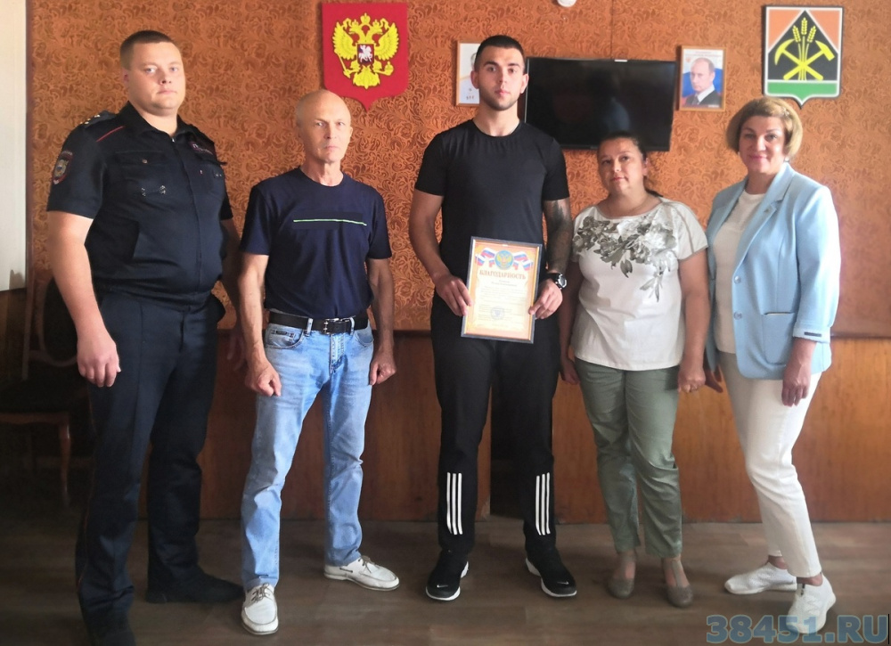 В Чебулинском муниципальном округе полицейские поблагодарили мужчину, спасшего тонущего ребенка