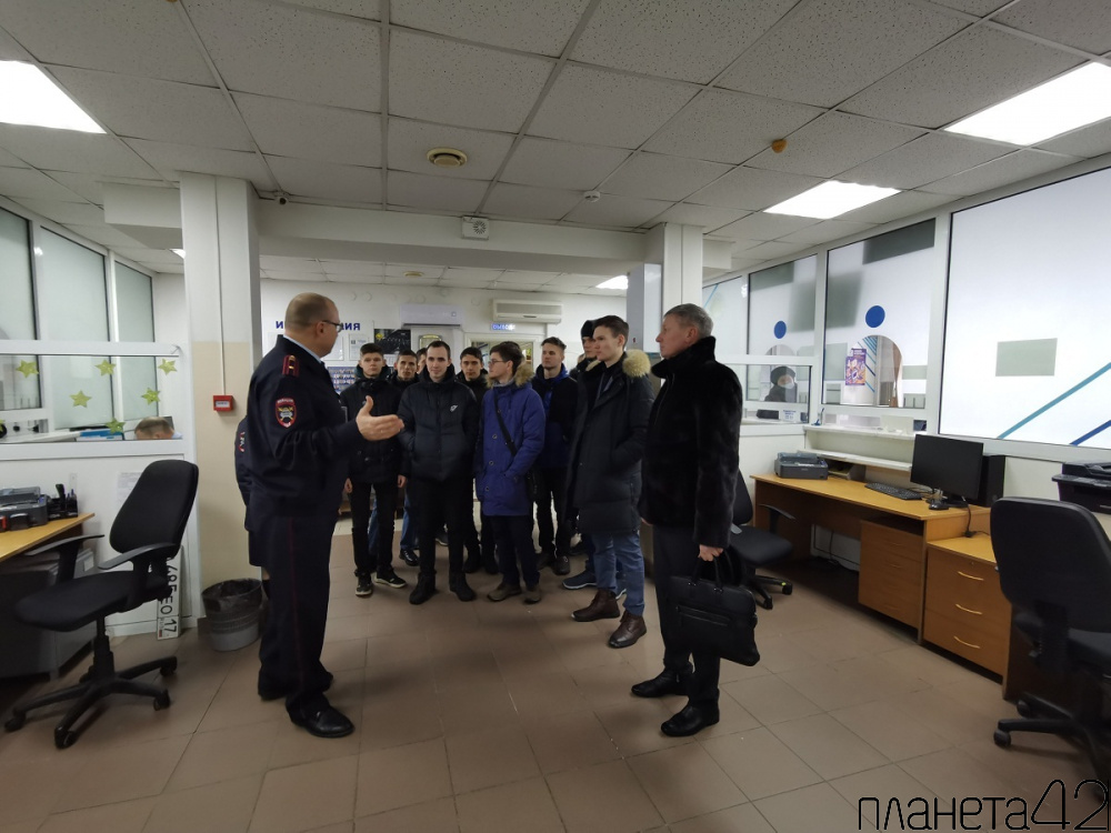 В Кемеровской области студенты узнали, как полицейские обеспечивают безопасность на дорогах Кузбасса