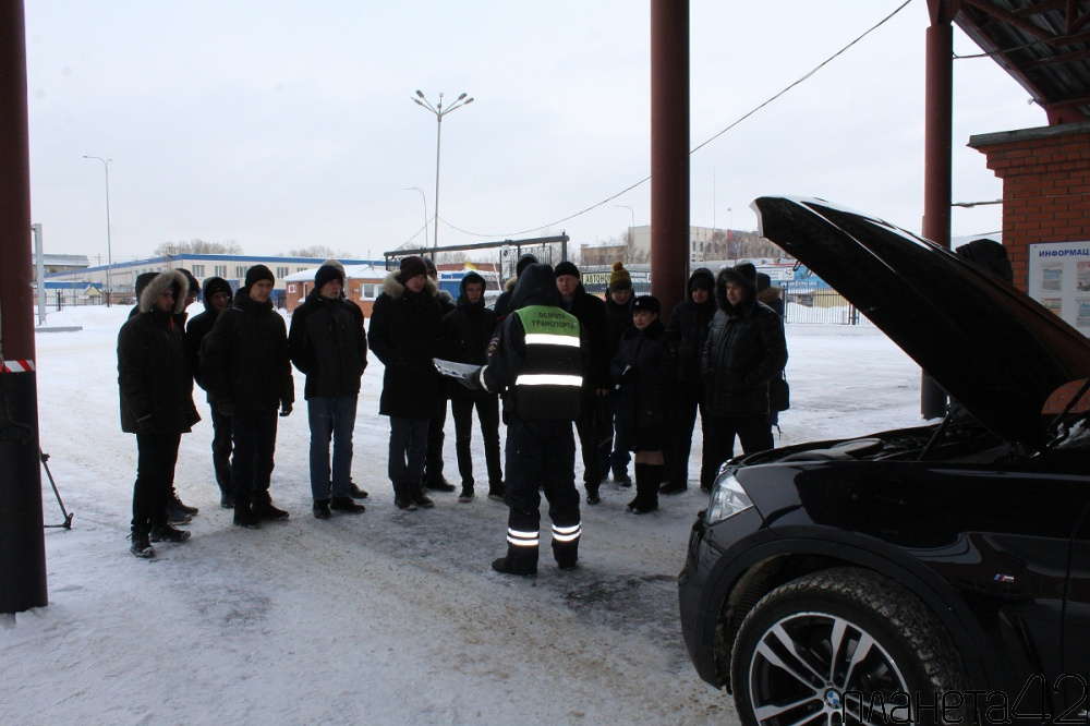 В Кемеровской области студенты узнали, как полицейские обеспечивают безопасность на дорогах Кузбасса