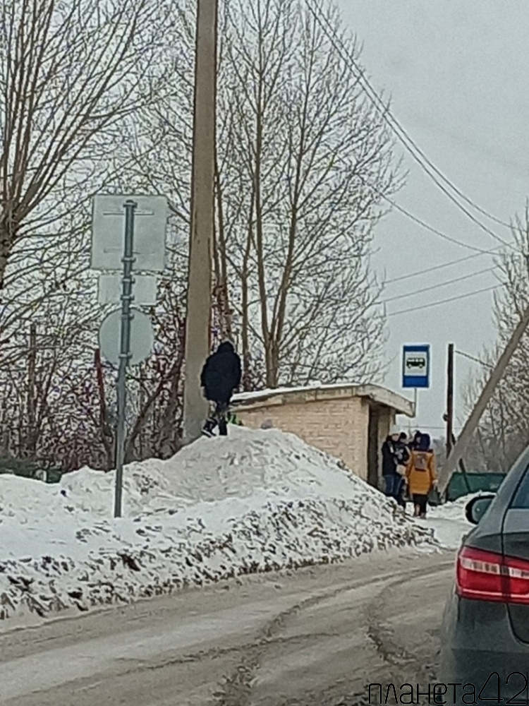 В Белове полицейские ликвидировали опасную снежную горку