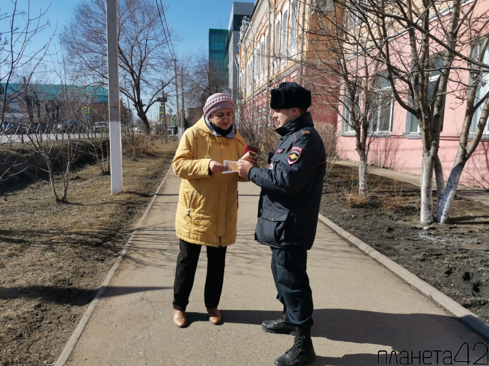 В Мариинске сотрудники патрульно-постовой службы полиции и дружинники провели профилактический рейд по улицам города