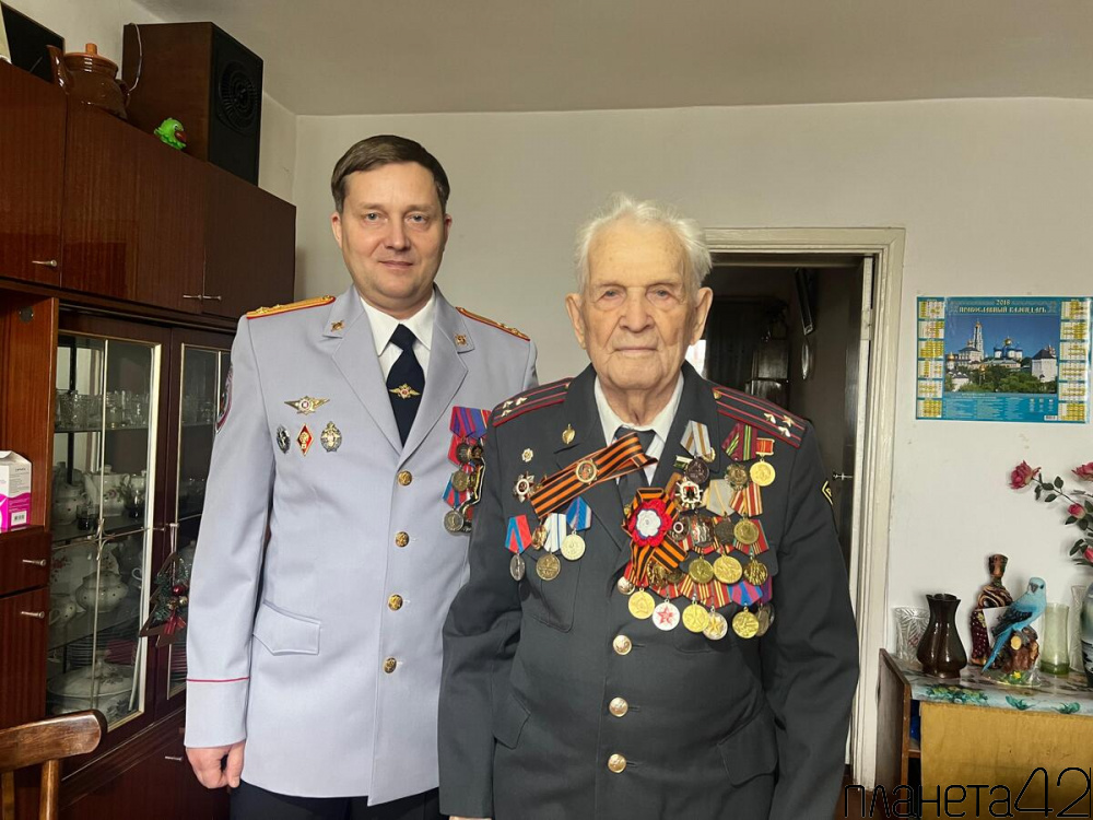 В Кемеровской области полицейские поздравили с Днем сотрудника органов внутренних дел участника Великой Отечественной войны ветерана МВД Николая Максимовича Сячина