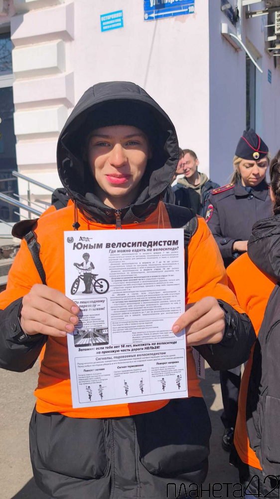 Ученики школы №14 напомнили велосипедистам и водителям СИМ о правилах дорожного движения
