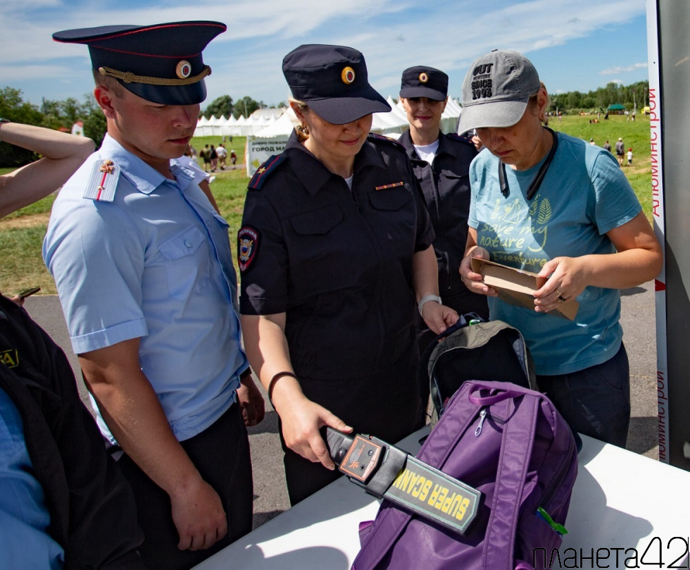Кузбасские полицейские обеспечили охрану общественного порядка на международном научно-популярном фестивале «Динотерра»