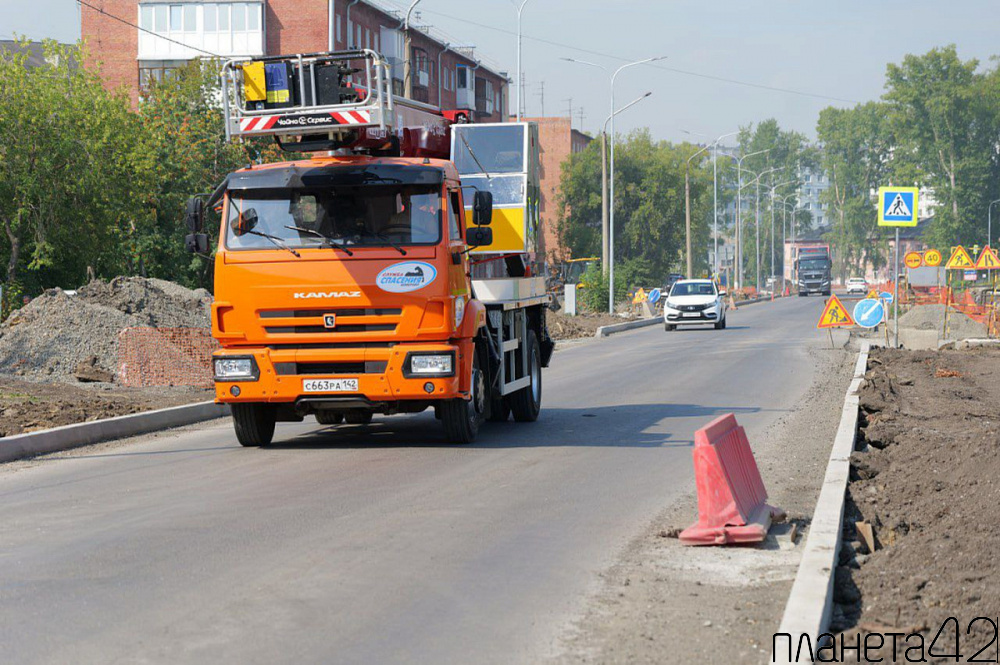 В Кировском районе продолжается капитальный ремонт Инициативной улицы