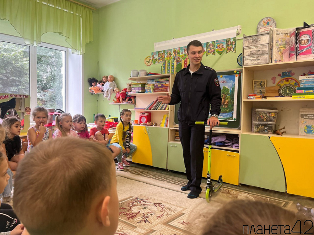 Закрепление знаний о ПДД, значении сигналов светофора и дорожных знаков в игровой форме: сотрудники Госавтоинспекции провели занятие для малышей