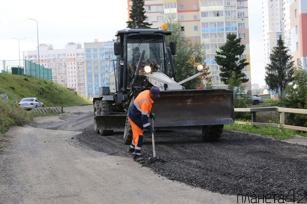 Дорожные службы приводят в порядок проезжую часть улиц в разных районах Кемерова